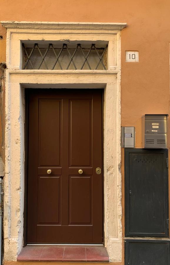 Daisy House: Nice Attic In The Historical Center 萨罗 外观 照片